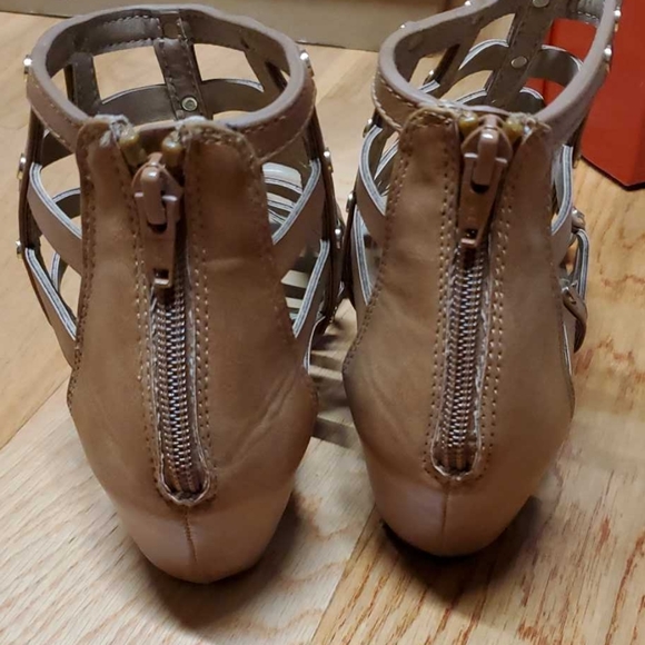 Gladiator cage sandals slight heel like new size 8.5 - Picture 2 of 2
